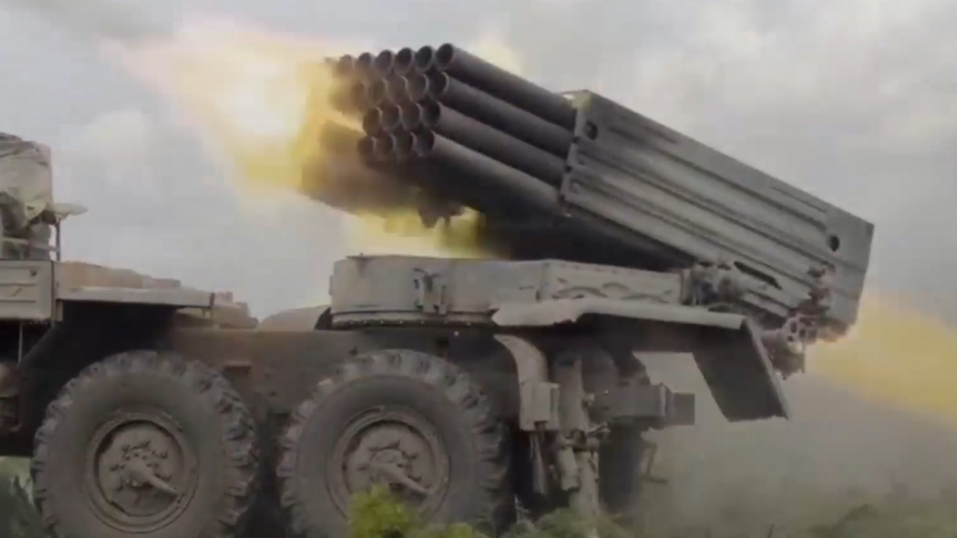 Pháo phản lực phóng loạt Grad của Nga giội hỏa lực theo phương pháp “chải lửa”